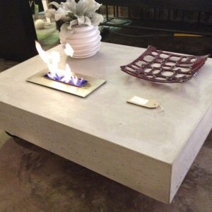 A – Betonobjekt fire on table