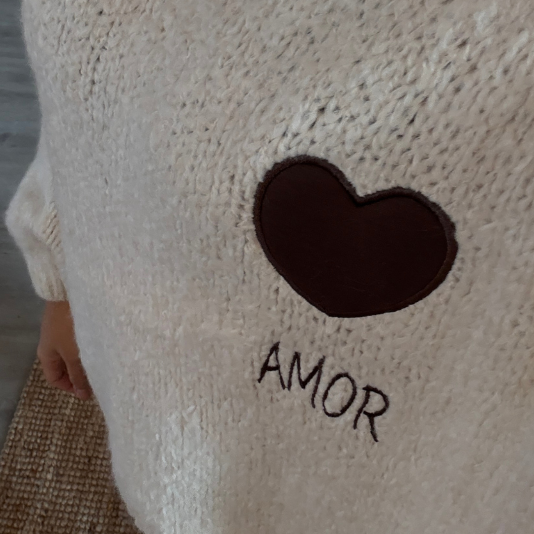 Pullover „Amor Heart“ – Off-Shoulder | Onesize 34–42 | Kuscheliger Oversize-Strick – Bild 4