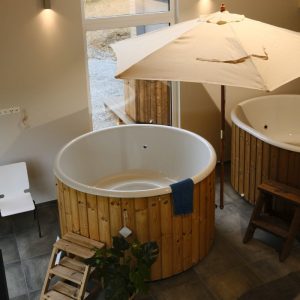 Badezuber ohne Ofen mit Holzverkleidung
